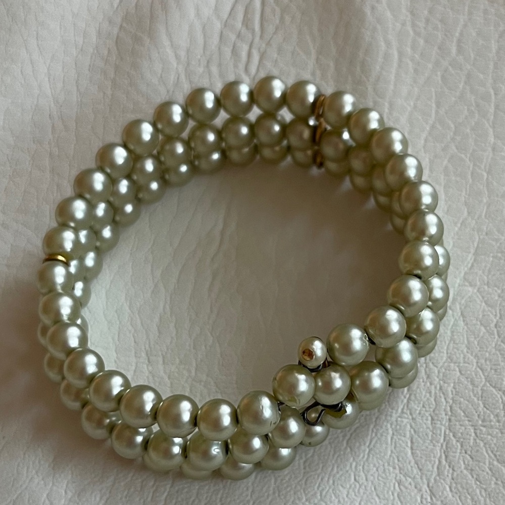 vintage (~1960s) | three-layer faux pearl coiled wire bracelet - Picture 3 of 5